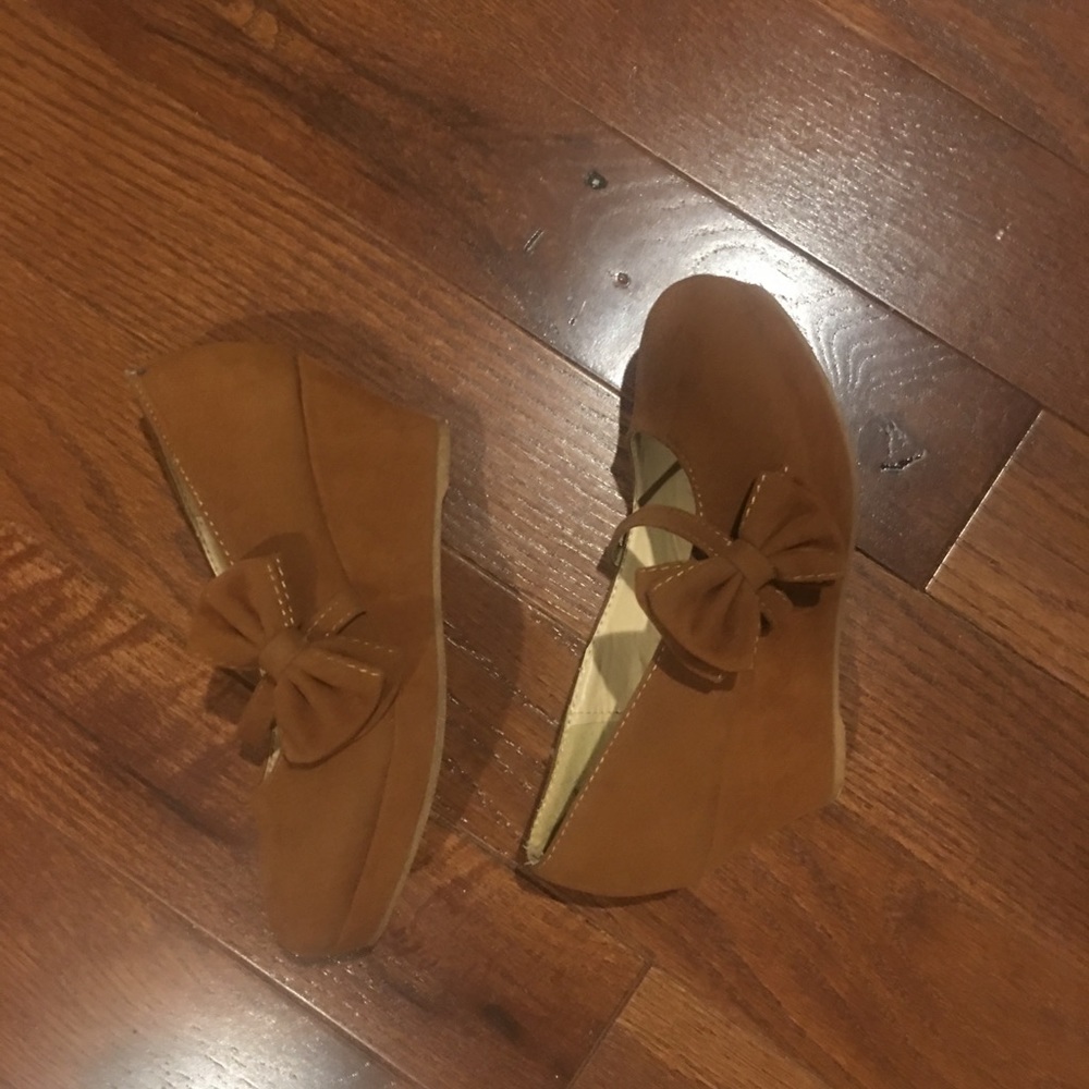 Brown suede platform . Girls size 1